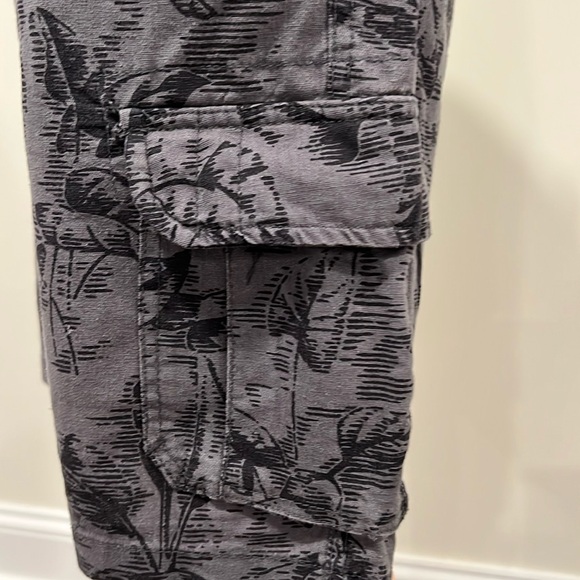 Paradise Collection Men's Black and Gray Tropical Print Cargo Shorts Size 36 - Picture 4 of 13